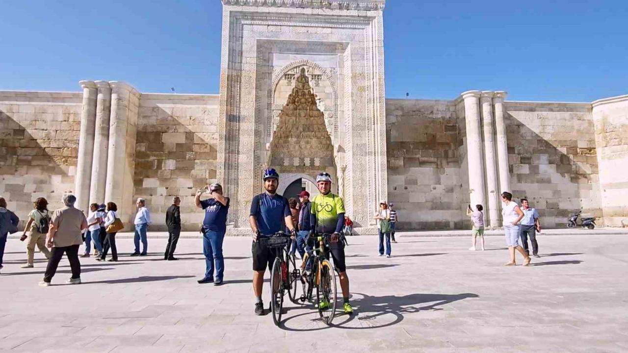 MS hastası Mustafa Erol Gökçe bisikletle yolculuk yaparak hayata tutunuyor