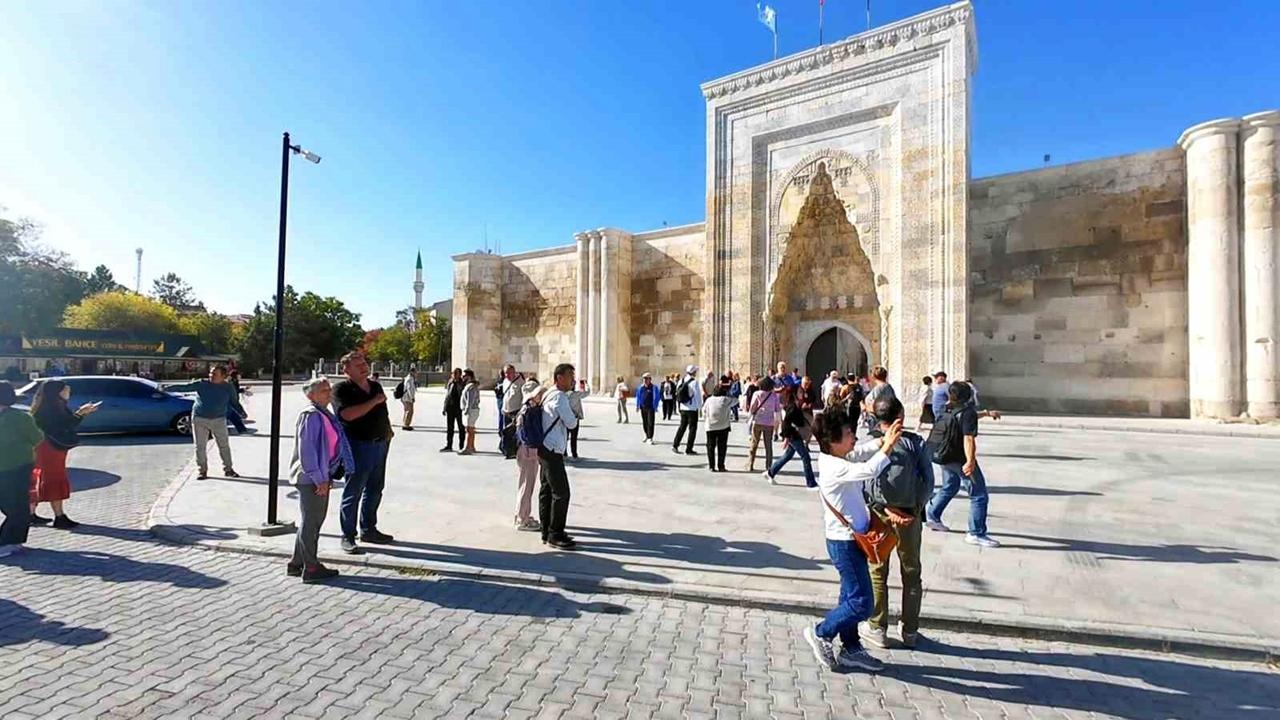 Sultanhanı Muhteşem Mimarisi ile Yerli ve Yabancı Turistlerin ilgi odağı