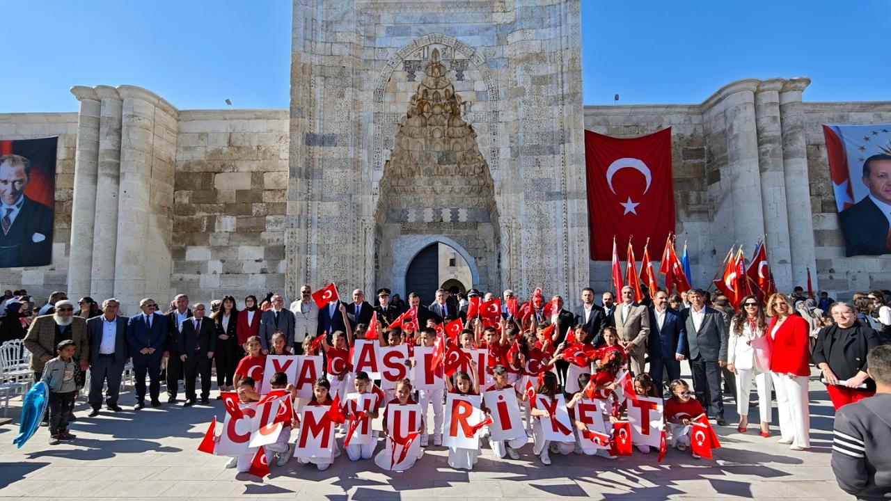Sultanhanı’nda Cumhuriyetin 102. Yıldönümü Coşkuyla Kutlandı