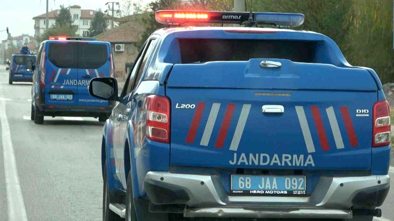 Aksaray&#039;da Jandarmadan Uyuşturucu Operasyonu 1 kilo kokain, 2 kilo esrar ele geçirildi