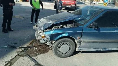 Eskil'de hafif ticari araç ile otomobil çarpıştı: 7 yaralı