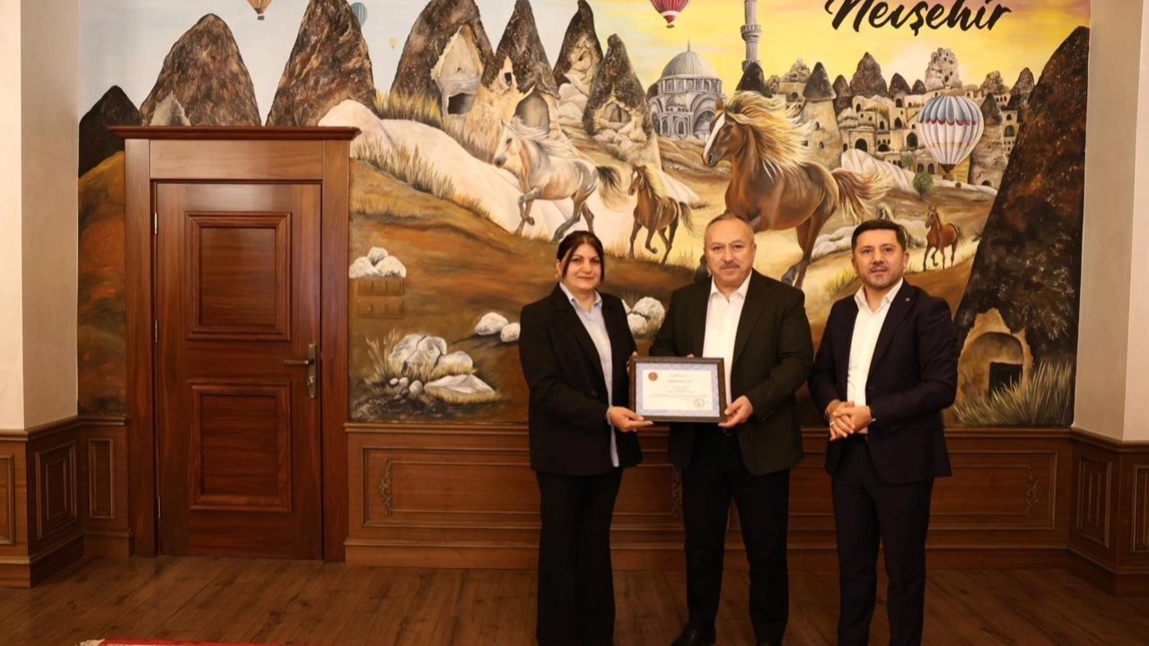 “İlmek İlmek Türkiye” halı motifi Vali Fidan’a armağan edildi