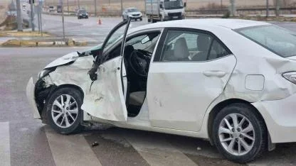 Eşmekaya ışıklarında tır ile otomobil çarpıştı: 4’ü hakem 5 yaralı