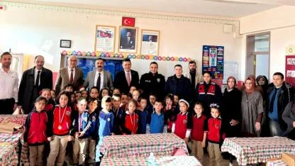 Sultanhanı'nda Yüzlerce Öğrenci Karnelerini alarak yarı yıl tatiline girdi