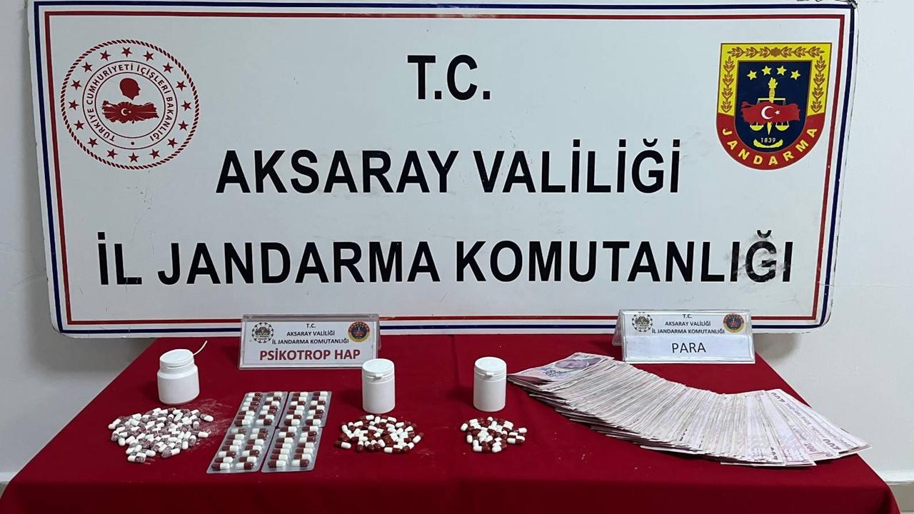Aksaray Jandarmadan Uyuşturucu Operasyonu: 74 Bin 500 TL ve Sentetik Hap Ele Geçirildi