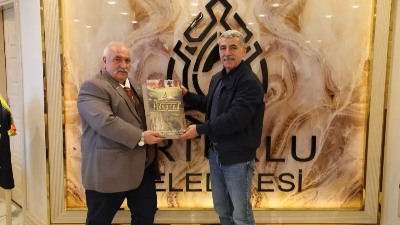 ARTUKLU BELEDİYE BAŞKANI İLE GAZETECİLERE AKSARAY KİTAPLARI